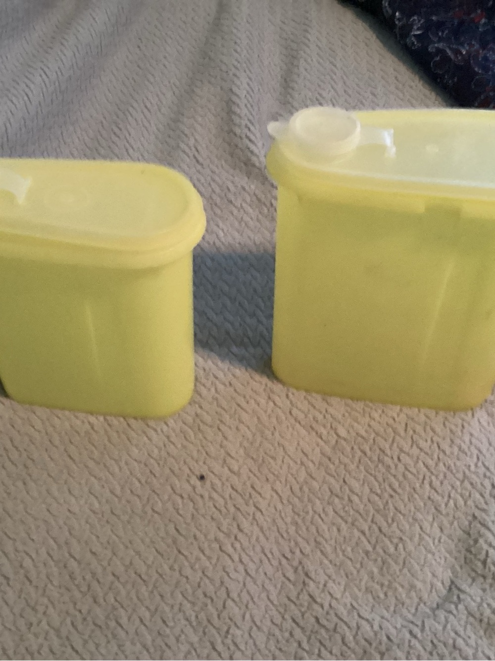 VINTAGE TUPPERWARE 1 AND 2 QUART BEVERAGE CONTAINER